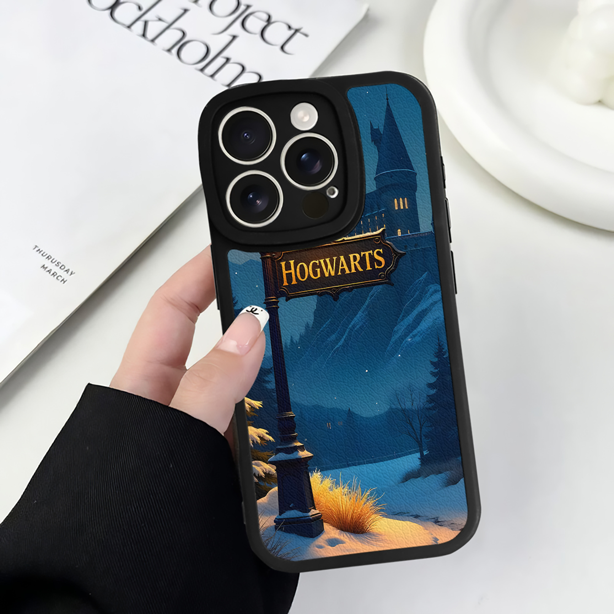 （画像用） Harry Potter ハリー・ポッターシリーズ 【iPhone 16シリーズ対応】シリコンスマホケース（レザー調） 材質：シリコン